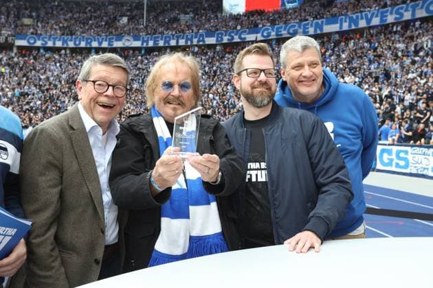 DEU, DFL, 2 FBL, Hertha BSC vs Hansa Rostock, 12 04 2024, Berliner Olympiastadion, Berlin, DEU, DFL, 2 FBL, Hertha BSC vs Hansa Rostock, im Bild Frank Zander, Schipperst, Fabian Drescher Hertha BSC,Vize Praesident DFL regulations prohibit any use of Photographs as image sequences and or quasi video Foto Juergen Engler nordphoto GmbH nordphotoxGmbHx xEngler nph00076
