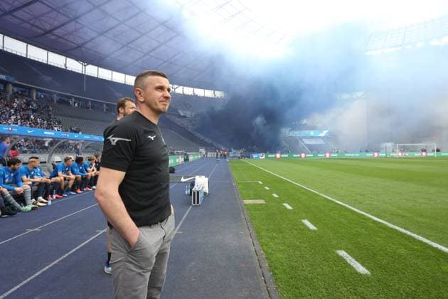 DEU, DFL, 2 FBL, Hertha BSC vs Hansa Rostock, 12 04 2024, Berliner Olympiastadion, Berlin, DEU, DFL, 2 FBL, Hertha BSC vs Hansa Rostock, im Bild Che, Rostocker Fans, Pyrof, Trainer Mersad Selimbegovic FC Hansa Rostock DFL regulations prohibit any use of Photographs as image sequences and or quasi video Foto Juergen Engler nordphoto GmbH nordphotoxGmbHx xEngler nph00076