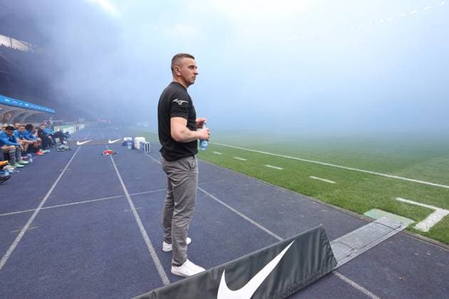 DEU, DFL, 2 FBL, Hertha BSC vs Hansa Rostock, 12 04 2024, Berliner Olympiastadion, Berlin, DEU, DFL, 2 FBL, Hertha BSC vs Hansa Rostock, im Bild Chef Trainer Mersad Selimbegovic FC Hansa Rostock , Rostocker Fans, Pyro DFL regulations prohibit any use of Photographs as image sequences and or quasi video Foto Juergen Engler nordphoto GmbH nordphotoxGmbHx xEngler nph00076