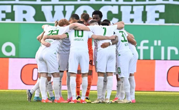 12 04 2024 Soccer Season 2023 2024 2 Soccer Bundesliga 29 Matchday SpVgg Greuther Fürth Kleeblatt 1 FC Kaiserslautern Lautern FCK Rote Teufel Sportfoto Zink xwoxzix DFL regulations prohibit any use of photographs as image sequences and or quasi video only for editorial use Teamkreis Mannschaft Team Fürth