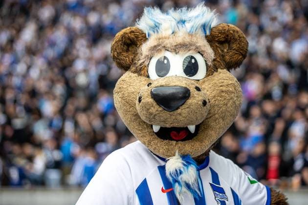 Berlin, 12 04 2024, Soccer, 2 Bundesliga, Matchday 29, Hertha BSC Hansa Rostock, Olympiastadion Herthas Maskottchen Herthinho lacht DFL regulations and DFB regulations prohibit any use of photographs as image sequences and or quasi video, Foto Andreas Gora Hertha BSC Hansa Rostock