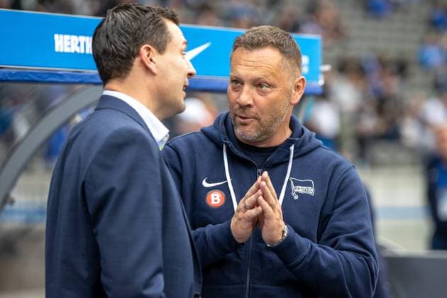 Berlin, 12 04 2024, Soccer, 2 Bundesliga, Matchday 29, Hertha BSC Hansa Rostock, Olympiastadion Coach Pal Dardai of Hertha BSC laughs in conversation with Benjamin Weber l , Sports Director of Hertha BSC DFL regulations and DFB regulations prohibit any use of photographs as image sequences and or quasi video, Photo Andreas Gora Hertha BSC Hansa Rostock