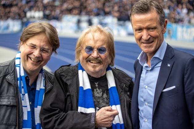 Berlin, 12 04 2024, Soccer, 2 Bundesliga, Matchday 29, Hertha BSC Hansa Rostock, Olympiastadion Frank Zander M and Thomas E Herrich r , Managing Director of Hertha BSC, before the start of the match DFL regulations and DFB regulations prohibit any use of photographs as image sequences and or quasi video, Foto Andreas Gora Hertha BSC Hansa Rostock