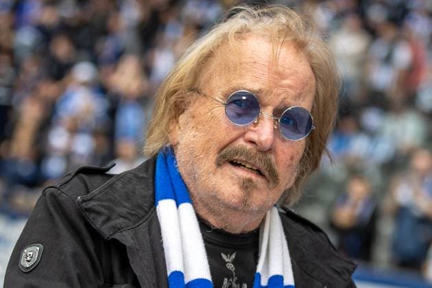 Berlin, 12 04 2024, Soccer, 2 Bundesliga, Matchday 29, Hertha BSC Hansa Rostock, Olympiastadion Frank Zander before the start of the match DFL regulations and DFB regulations prohibit any use of photographs as image sequences and or quasi video, Foto Andreas Gora Hertha BSC Hansa Rostock