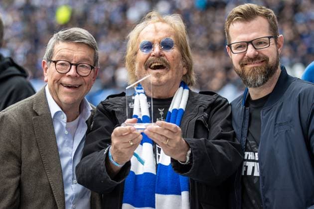 Berlin, 12 04 2024, Soccer, 2 Bundesliga, Matchday 29, Hertha BSC Hansa Rostock, Olympiastadion Frank Zander M before the start of the match DFL regulations and DFB regulations prohibit any use of photographs as image sequences and or quasi video, Foto Andreas Gora Hertha BSC Hansa Rostock