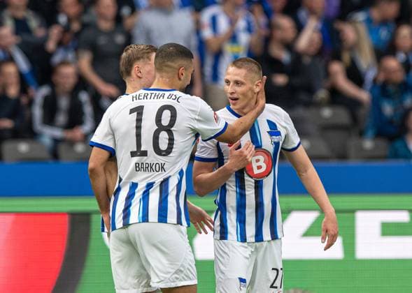 Soccer, Men, Season 2023 2024, 2 Bundesliga 29 Matchday , Hertha BSC F C Hansa Rostock, f l Marten Winkler Hertha BSC , Aymen Barkok Hertha BSC , Palko Dardai Hertha BSC , Celebration after goal to 1 0, 12 04 2024, Copyright: xSebastianxRäppold MatthiasxKochx