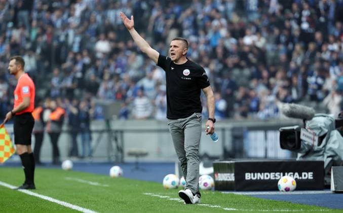 Coach Mersad Selimbegovic pointing, gesticulating Single image Cropped action Sport Football Soccer DFL 2 Bundesliga Men 29 Matchday Season 2023 2024 12 04 2024 Hertha BSC Berlin vs FC Hansa Rostock DFL regulations prohibit any use of photographs as image sequences and or quasi video