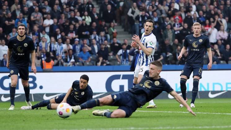 Haris Tabakovic narrowly misses the goal, Jonas David, Jonas David duel Match scene Action Sport Soccer Football DFL 2 Bundesliga Men 29 Matchday Season 2023 2024 12 04 2024 Hertha BSC Berlin vs FC Hansa Rostock DFL regulations prohibit any use of photographs as image sequences and or quasi video