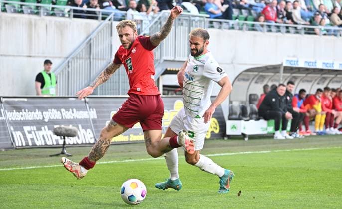 12 04 2024 Soccer Season 2023 2024 2 Soccer Bundesliga 29 Matchday SpVgg Greuther Fürth Kleeblatt 1 FC Kaiserslautern Lautern FCK Rote Teufel Sportfoto Zink xwoxzix DFL regulations prohibit any use of photographs as image sequences and or quasi video only for editorial use Tymoteusz Puchacz 15, 1 FC Kaiserslautern FCK Simon Asta 2, SpVgg Greuther Fürth