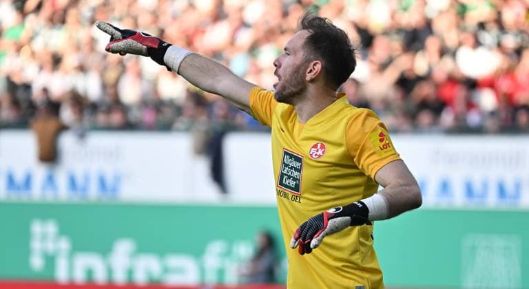 12 04 2024 Soccer Season 2023 2024 2 Soccer Bundesliga 29 Matchday SpVgg Greuther Fürth Kleeblatt 1 FC Kaiserslautern Lautern FCK Rote Teufel Sportfoto Zink xwoxzix DFL regulations prohibit any use of photographs as image sequences and or quasi video only for editorial use Robin Himmelmann 32, 1 FC Kaiserslautern FCK zeigt deutet