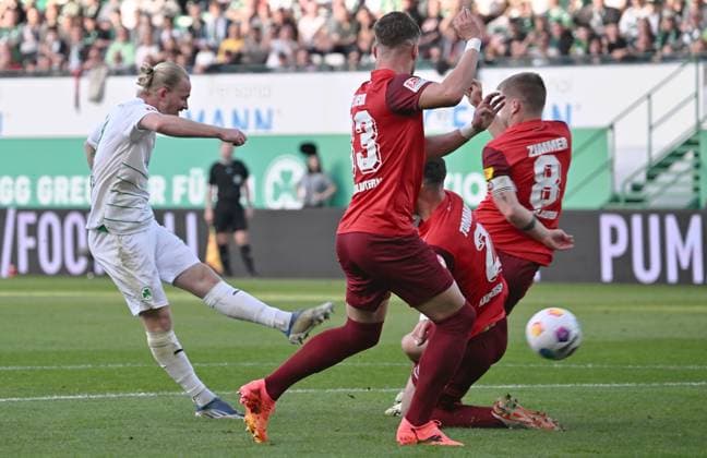 12 04 2024 Soccer Season 2023 2024 2 Soccer Bundesliga 29 Matchday SpVgg Greuther Fürth Kleeblatt 1 FC Kaiserslautern Lautern FCK Rote Teufel Sportfoto Zink xwoxzix DFL regulations prohibit any use of photographs as image sequences and or quasi video only for editorial use Jomaine Consbruch 14, SpVgg Greuther Fürth
