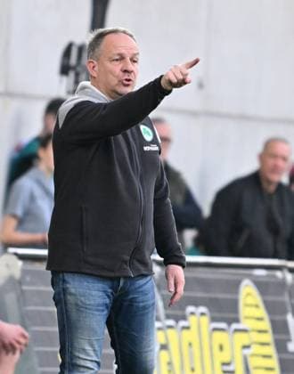 12 04 2024 Soccer Season 2023 2024 2 Soccer Bundesliga 29 Matchday SpVgg Greuther Fürth Kleeblatt 1 FC Kaiserslautern Lautern FCK Rote Teufel Sportfoto Zink xwoxzix DFL regulations prohibit any use of photographs as image sequences and or quasi video only for editorial use Alexander Zorniger Trainer SpVgg Greuther Fürth zeigt deutet