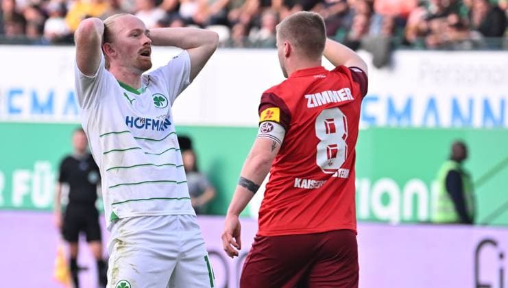 12 04 2024 Soccer Season 2023 2024 2 Soccer Bundesliga 29 Matchday SpVgg Greuther Fürth Kleeblatt 1 FC Kaiserslautern Lautern FCK Rote Teufel Sportfoto Zink xwoxzix DFL regulations prohibit any use of photographs as image sequences and or quasi video only for editorial use Jomaine Consbruch 14, SpVgg Greuther Fürth after missed chance Goal chance