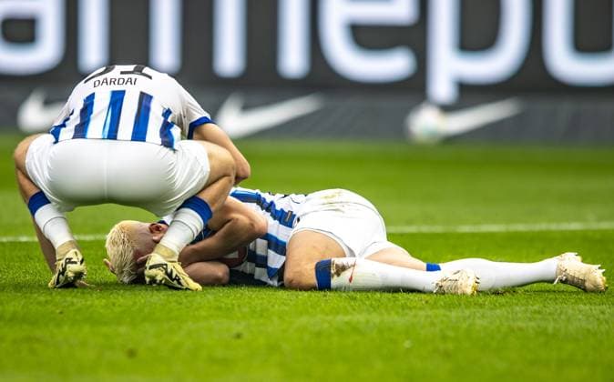 Berlin, 12 04 2024, Soccer, 2 Bundesliga, Matchday 29, Hertha BSC Hansa Rostock, Olympiastadion Berlins Marc Oliver Kempf lies injured on the ground DFL regulations and DFB regulations prohibit any use of photographs as image sequences and or quasi video, Foto Andreas Gora Hertha BSC Hansa Rostock
