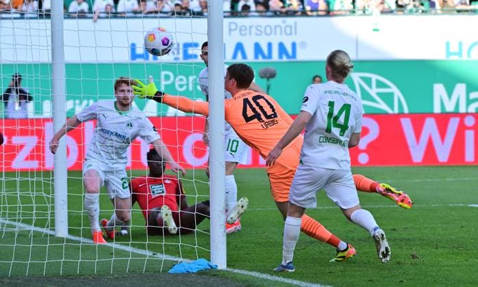 12 04 2024 Soccer Season 2023 2024 2 Soccer Bundesliga 29 Matchday SpVgg Greuther Fürth Kleeblatt 1 FC Kaiserslautern Lautern FCK Rote Teufel Sportfoto Zink MeZi xmexzix DFL regulations prohibit any use of photographs as image sequences and or quasi video only for editorial use Jonas Urbig 40, SpVgg Greuther Fürth klärt vor Treffer Tor Torschuß zum 0 1