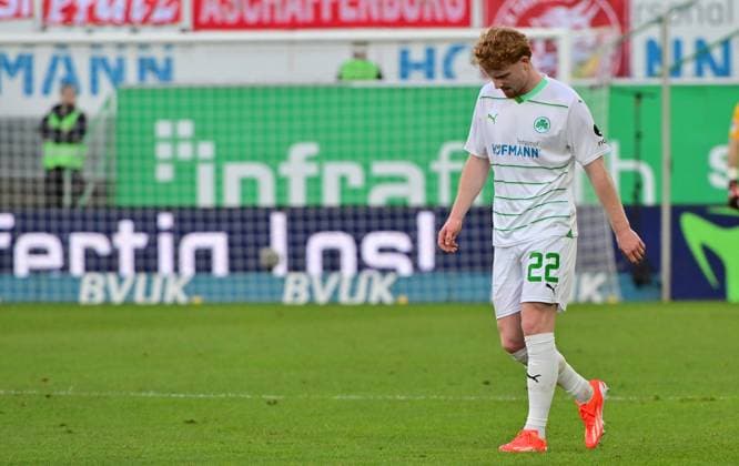 12 04 2024 Soccer Season 2023 2024 2 Soccer Bundesliga 29 Matchday SpVgg Greuther Fürth Kleeblatt 1 FC Kaiserslautern Lautern FCK Rote Teufel Sportfoto Zink MeZi xmexzix DFL regulations prohibit any use of photographs as image sequences and or quasi video only for editorial use Robert Wagner 22, SpVgg Greuther Fürth disappointed disappointment