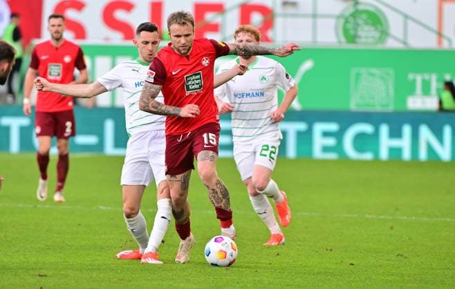 12 04 2024 Soccer Season 2023 2024 2 Soccer Bundesliga 29 Matchday SpVgg Greuther Fürth Kleeblatt 1 FC Kaiserslautern Lautern FCK Rote Teufel Sportfoto Zink MeZi xmexzix DFL regulations prohibit any use of photographs as image sequences and or quasi video only for editorial use Tymoteusz Puchacz 15, 1 FC Kaiserslautern FCK vor Branimir Hrgota 10 SpVgg Greuther Fürth