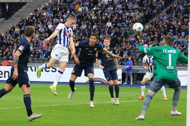 DEU, DFL, 2 FBL, Hertha BSC vs Hansa Rostock, 12 04 2024, Berliner Olympiastadion, Berlin, DEU, DFL, 2 FBL, Hertha BSC vs Hansa Rostock, im Bild 1 0 durch Palko Dardai Hertha BSC Berlin 27 , Markus Kolke Hansa Rostock 1 DFL regulations prohibit any use of Photographs as image sequences and or quasi video Foto Juergen Engler nordphoto GmbH nordphotoxGmbHx xEngler nph00076