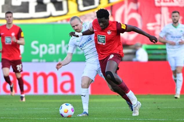 12 04 2024 Soccer Season 2023 2024 2 Soccer Bundesliga 29 Matchday SpVgg Greuther Fürth Kleeblatt 1 FC Kaiserslautern Lautern FCK Rote Teufel Sportfoto Zink MeZi xmexzix DFL regulations prohibit any use of photographs as image sequences and or quasi video only for editorial use Jomaine Consbruch 14, SpVgg Greuther Fürth, left Ragnar Ache 9, 1 FC Kaiserslautern FCK