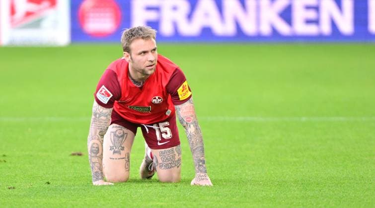 12 04 2024 Soccer Season 2023 2024 2 Soccer Bundesliga 29 Matchday SpVgg Greuther Fürth Kleeblatt 1 FC Kaiserslautern Lautern FCK Rote Teufel Sportfoto Zink MeZi xmexzix DFL regulations prohibit any use of photographs as image sequences and or quasi video only for editorial use Tymoteusz Puchacz 15, 1 FC Kaiserslautern FCK