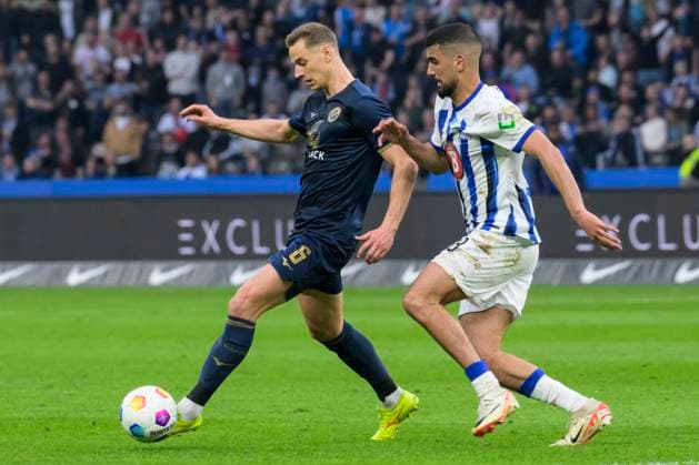 v l Dennis Dressel FC Hansa Rostock, 06 , Aymen Barkok Hertha BSC, 18 , duel, action, fight, Hertha BSC FC Hansa Rostock, 2 Bundesliga, football, DFB, season 2023 2024, 29 matchday, Olympia Stadion Berlin, DFB DFL REGULATIONS PROHIBIT ANY USE OF PHOTOGRAPHS AS IMAGE SEQUENCES AND OR QUASI VIDEO, 12 04 2024, Copyright: HMBxMedia UwexKoch