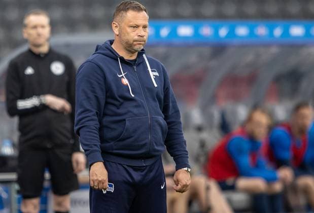 Berlin, 12 04 2024, Soccer, 2 Bundesliga, Matchday 29, Hertha BSC Hansa Rostock, Olympiastadion Coach Pal Dardai of Hertha BSC with a concentrated look on the sidelines DFL regulations and DFB regulations prohibit any use of photographs as image sequences and or quasi video, Foto Andreas Gora Hertha BSC Hansa Rostock