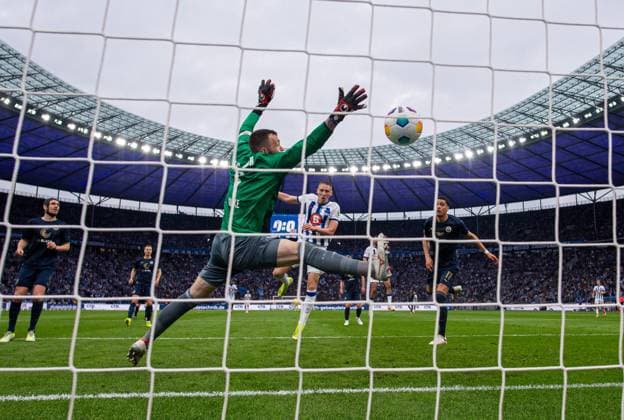 Soccer, Men, Season 2023 2024, 2 Bundesliga 29 Matchday , Hertha BSC F C Hansa Rostock, Palko Dardai Hertha BSC scores the goal for 1 0 against goalkeeper Markus Kolke Hansa Rostock , 12 04 2024, Copyright: xSebastianxRäppold MatthiasxKochx