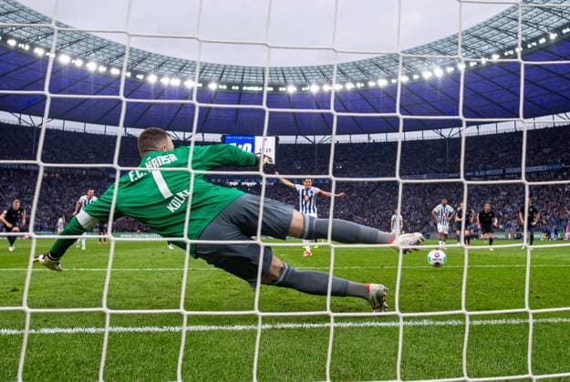 Soccer, Men, Season 2023 2024, 2 Bundesliga 29 Matchday , Hertha BSC F C Hansa Rostock, Fabian Reese Hertha BSC scores the goal for 2 0 against goalkeeper Markus Kolke Hansa Rostock , 12 04 2024, Copyright: xSebastianxRäppold MatthiasxKochx
