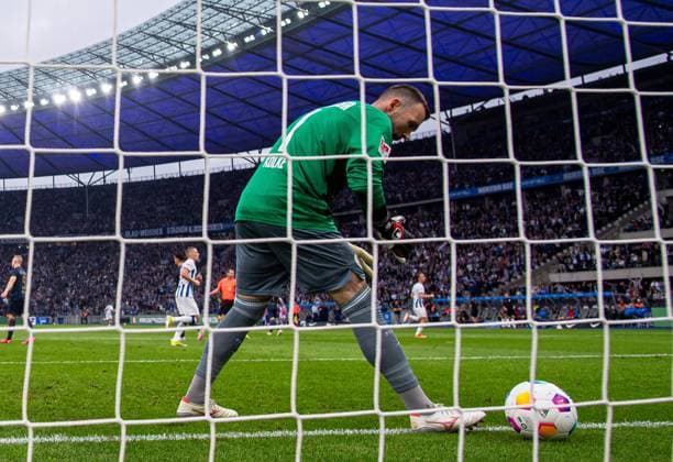 Soccer, Men, Season 2023 2024, 2 Bundesliga 29 Matchday , Hertha BSC F C Hansa Rostock, Goalkeeper Markus Kolke Hansa Rostock , Disappointment after conceding 2 0, 12 04 2024, Copyright: xSebastianxRäppold MatthiasxKochx