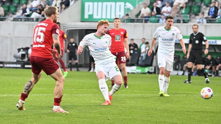 12 04 2024 Soccer Season 2023 2024 2 Soccer Bundesliga 29 Matchday SpVgg Greuther Fürth Kleeblatt 1 FC Kaiserslautern Lautern FCK Rote Teufel Sportfoto Zink xwoxzix DFL regulations prohibit any use of photographs as image sequences and or quasi video only for editorial use Robert Wagner 22, SpVgg Greuther Fürth erzielt Treffer Tor Torschuß zum 1 1 Bildbearbeitung Ball verschoben im Bild