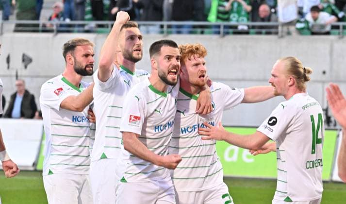 12 04 2024 Fußball Saison 2023 2024 2 Fussball Bundesliga 29 Spieltag SpVgg Greuther Fürth Kleeblatt 1 FC Kaiserslautern Lautern FCK Rote Teufel Sportfoto Zink xwoxzix DFL regulations prohibit any use of photographs as image sequences and or quasi video only for editorial use Torjubel Jubel Freude nach Treffer Tor Torschuß zum 1 1 durch Robert Wagner 22, SpVgg Greuther Fürth Goal celebrations Joy after scoring Goal shot for 1 1 by Robert Wagner 22, SpVgg Greuther Fürth Simon Asta 2, SpVgg Greuther Fürth Dennis Srbeny 7, SpVgg Greuther Fürth Robert Wagner 22, SpVgg Greuther Fürth Niko Gießelmann Giesselmann 17, SpVgg Greuther Fürth Jomaine Consbruch 14, SpVgg Greuther Fürth