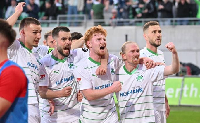 12 04 2024 Fußball Saison 2023 2024 2 Fußball Bundesliga 29 Spieltag SpVgg Greuther Fürth Kleeblatt 1 FC Kaiserslautern Lautern FCK Rote Teufel Sportfoto Zink xwoxzix DFL regulations prohibit any use of photographs as image sequences and or quasi video only for editorial use Torjubel Jubel nach Treffer Tor Torschuß zum 1 1 durch Robert Wagner 22, SpVgg Greuther Fürth Tim Lemperle 19, SpVgg Greuther Fürth Niko Gießelmann Giesselmann 17, SpVgg Greuther Fürth Robert Wagner 22, SpVgg Greuther Fürth Jomaine Consbruch 14, SpVgg Greuther Fürth Dennis Srbeny 7, SpVgg Greuther Fürth