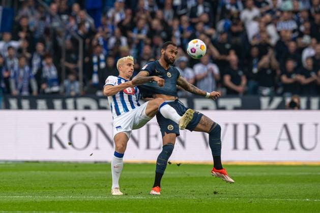 Soccer, Men, Season 2023 2024, 2 Bundesliga 29 Matchday , Hertha BSC F C Hansa Rostock, f l Marc Oliver Kempf Hertha BSC , Junior Brumado Hansa Rostock , 12 04 2024, Copyright: xSebastianxRäppold MatthiasxKochx