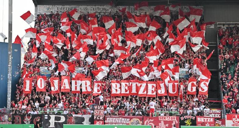 12 04 2024 Soccer Season 2023 2024 2 Soccer Bundesliga 29 Matchday SpVgg Greuther Fürth Kleeblatt 1 FC Kaiserslautern Lautern FCK Rote Teufel Sportfoto Zink xwoxzix DFL regulations prohibit any use of photographs as image sequences and or quasi video only for editorial use Fans Fanblock FCK