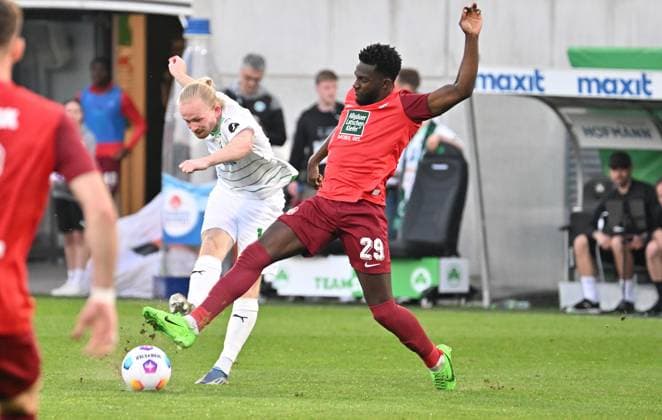 12 04 2024 Soccer Season 2023 2024 2 Soccer Bundesliga 29 Matchday SpVgg Greuther Fürth Kleeblatt 1 FC Kaiserslautern Lautern FCK Rote Teufel Sportfoto Zink xwoxzix DFL regulations prohibit any use of photographs as image sequences and or quasi video only for editorial use Jomaine Consbruch 14, SpVgg Greuther Fürth Richmond Tachie 29, 1 FC Kaiserslautern FCK