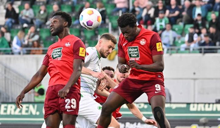 12 04 2024 Soccer Season 2023 2024 2 Soccer Bundesliga 29 Matchday SpVgg Greuther Fürth Kleeblatt 1 FC Kaiserslautern Lautern FCK Rote Teufel Sportfoto Zink xwoxzix DFL regulations prohibit any use of photographs as image sequences and or quasi video only for editorial use Richmond Tachie 29, 1 FC Kaiserslautern FCK Dennis Srbeny 7, SpVgg Greuther Fürth Ragnar Ache 9, 1 FC Kaiserslautern FCK