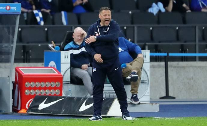 Coach Pal Dardai pointing, gesticulating Single image Crop action Sport Football Soccer DFL 2 Bundesliga Men 29 Matchday Season 2023 2024 12 04 2024 Hertha BSC Berlin vs FC Hansa Rostock DFL regulations prohibit any use of photographs as image sequences and or quasi video