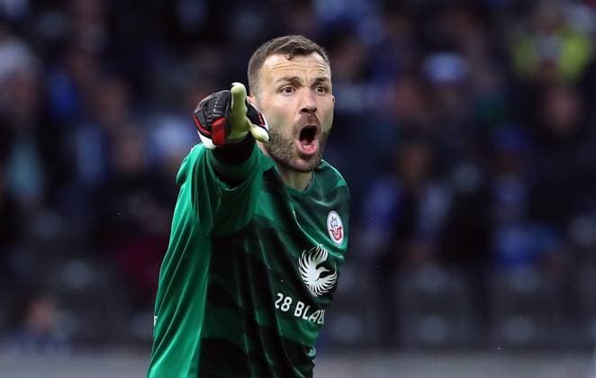 Goalkeeper Markus Kolke pointing, gesticulating action upper body Sport Soccer Football DFL 2 Bundesliga Men 29 Matchday Season 2023 2024 12 04 2024 Hertha BSC Berlin vs FC Hansa Rostock DFL regulations prohibit any use of photographs as image sequences and or quasi video