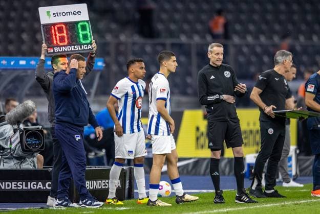 Berlin, 12.04.2024, Fussball, 2.Bundesliga, 29. Spieltag, Hertha BSC - Hansa Rostock, Olympiastadion. Trainer Pal Dardai von Hertha BSC wechselt Bilal Hussein ein. DFL regulations and DFB regulations prohibit any use of photographs as image sequences and or quasi-video, Foto: Andreas Gora Hertha BSC - Hansa Rostock *** Berlin, 12 04 2024, Soccer, 2 Bundesliga, Matchday 29, Hertha BSC Hansa Rostock, Olympiastadion Coach Pal Dardai of Hertha BSC replaces Bilal Hussein DFL regulations and DFB regulations prohibit any use of photographs as image sequences and or quasi video, Foto Andreas Gora Hertha BSC Hansa Rostock