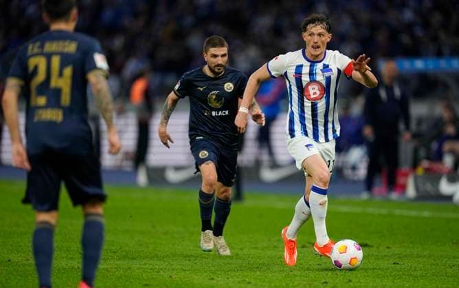 Germany, Berlin, 12 04 2024, Olympic Stadium, Hertha BSC vs FC Hansa Rostock 2 Bundesliga, Fabian Reese Hertha Berlin controls the ball Berlin Olympic Stadium Berlin Germany eu-images-659