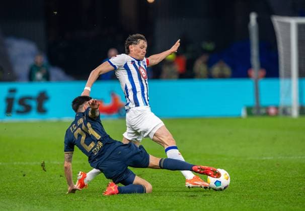 Soccer, Men, Season 2023 2024, 2 Bundesliga 29 Matchday , Hertha BSC F C Hansa Rostock, f l John Patrick Strauß Hansa Rostock , Fabian Reese Hertha BSC , 12 04 2024, Copyright: xSebastianxRäppold MatthiasxKochx