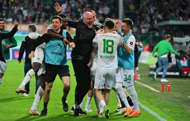 12 04 2024 Fußball Saison 2023 2024 2 Fussball Bundesliga 29 Spieltag SpVgg Greuther Fürth Kleeblatt 1 FC Kaiserslautern Lautern FCK Rote Teufel Sportfoto Zink MeZi xmexzix DFL regulations prohibit any use of photographs as image sequences and or quasi video only for editorial use Torjubel Jubel Freude nach Treffer Tor Torschuß zum 2 1 durch Robert Wagner 22, SpVgg Greuther Fürth Florian Leimeister Athletics coach SpVgg Greuther Fürth Dr. Ekkehardt Templer Team doctor SpVgg Greuther Fürth Marco Meyerhöfer Meyerhoefer 18, SpVgg Greuther Fürth Denis Pfaffenrot 34, SpVgg Greuther Fürth