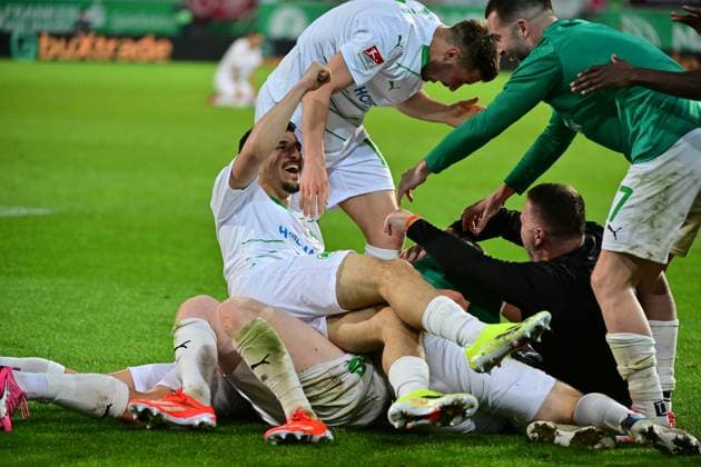 12 04 2024 Soccer season 2023 2024 2 Soccer Bundesliga 29 Matchday SpVgg Greuther Fürth Kleeblatt 1 FC Kaiserslautern Lautern FCK Rote Teufel Sportfoto Zink MeZi xmexzix DFL regulations prohibit any use of photographs as image sequences and or quasi video only for editorial use Torjubel Jubel Freude nach Treffer Tor Torschuß zum 2 1 durch Robert Wagner 22, SpVgg Greuther Fürth Oualid Mhamdi 3, SpVgg Greuther Fürth