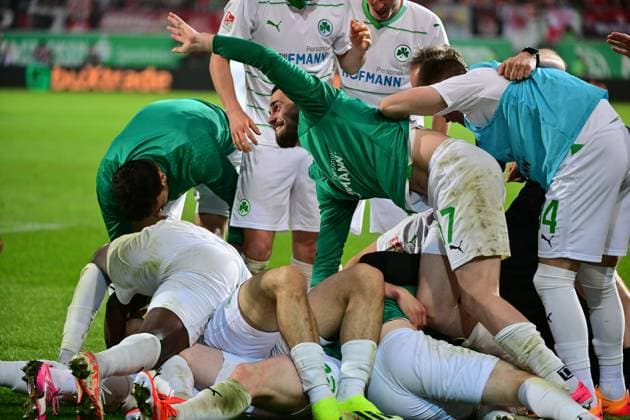12 04 2024 Soccer Season 2023 2024 2 Soccer Bundesliga 29 Matchday SpVgg Greuther Fürth Kleeblatt 1 FC Kaiserslautern Lautern FCK Rote Teufel Sportfoto Zink MeZi xmexzix DFL regulations prohibit any use of photographs as image sequences and or quasi video only for editorial use Torjubel Jubel Freude nach Treffer Tor Torschuß zum 2 1 durch Robert Wagner 22, SpVgg Greuther Fürth Niko Gießelmann Giesselmann 17, SpVgg Greuther Fürth