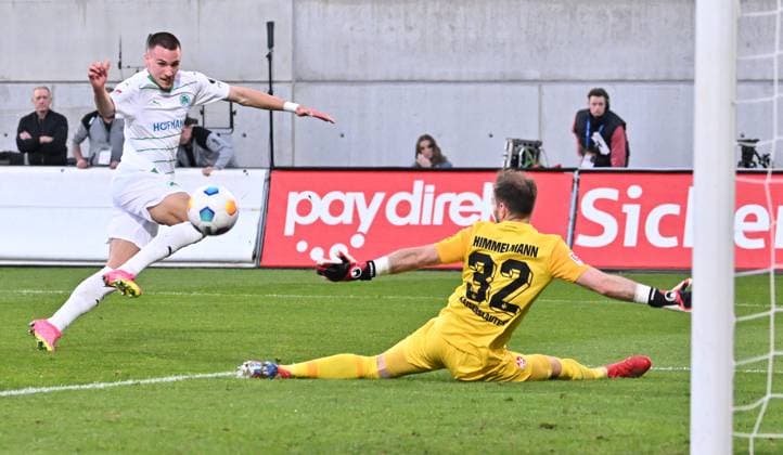 12 04 2024 Soccer Season 2023 2024 2 Soccer Bundesliga 29 Matchday SpVgg Greuther Fürth Kleeblatt 1 FC Kaiserslautern Lautern FCK Rote Teufel Sportfoto Zink xwoxzix DFL regulations prohibit any use of photographs as image sequences and or quasi video only for editorial use Tim Lemperle 19, SpVgg Greuther Fürth Robin Himmelmann 32, 1 FC Kaiserslautern FCK