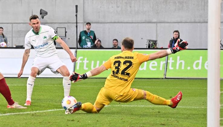 12 04 2024 Soccer Season 2023 2024 2 Soccer Bundesliga 29 Matchday SpVgg Greuther Fürth Kleeblatt 1 FC Kaiserslautern Lautern FCK Rote Teufel Sportfoto Zink xwoxzix DFL regulations prohibit any use of photographs as image sequences and or quasi video only for editorial use Branimir Hrgota 10 SpVgg Greuther Fürth Robin Himmelmann 32, 1 FC Kaiserslautern FCK