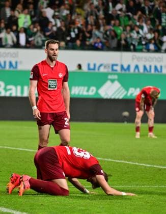 12 04 2024 Soccer Season 2023 2024 2 Soccer Bundesliga 29 Matchday SpVgg Greuther Fürth Kleeblatt 1 FC Kaiserslautern Lautern FCK Rote Teufel Sportfoto Zink MeZi xmexzix DFL regulations prohibit any use of photographs as image sequences and or quasi video only for editorial use Boris Tomiak 2, 1 FC Kaiserslautern FCK Jan Elvedi 33, 1 FC Kaiserslautern FCK disappointed Disappointment after conceding goal to 1 2