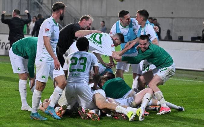 12 04 2024 Soccer Season 2023 2024 2 Soccer Bundesliga 29 Matchday SpVgg Greuther Fürth Kleeblatt 1 FC Kaiserslautern Lautern FCK Rote Teufel Sportfoto Zink xwoxzix DFL regulations prohibit any use of photographs as image sequences and or quasi video only for editorial use Torjubel Jubel Freude nach Treffer Tor Torschuß zum 2 1 durch Robert Wagner 22, SpVgg Greuther Fürth