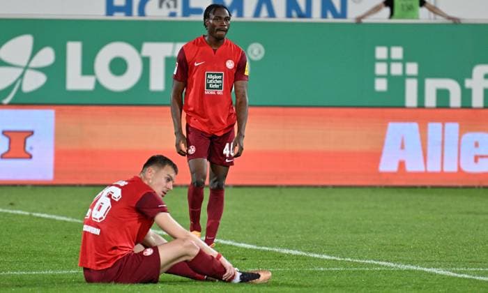 12 04 2024 Soccer Season 2023 2024 2 Soccer Bundesliga 29 Matchday SpVgg Greuther Fürth Kleeblatt 1 FC Kaiserslautern Lautern FCK Rote Teufel Sportfoto Zink xwoxzix DFL regulations prohibit any use of photographs as image sequences and or quasi video only for editorial use Filip Kaloc 26, 1 FC Kaiserslautern FCK Dickson Abiama 40, 1 FC Kaiserslautern FCK disappointed Disappointment after the end of the match