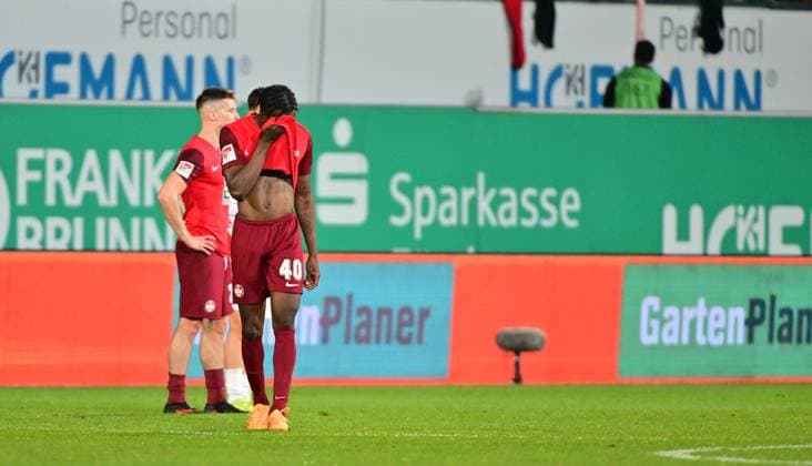 12 04 2024 Soccer Season 2023 2024 2 Soccer Bundesliga 29 Matchday SpVgg Greuther Fürth Kleeblatt 1 FC Kaiserslautern Lautern FCK Rote Teufel Sportfoto Zink MeZi xmexzix DFL regulations prohibit any use of photographs as image sequences and or quasi video only for editorial use Dickson Abiama 40, 1 FC Kaiserslautern FCK disappointed Disappointment after the end of the match